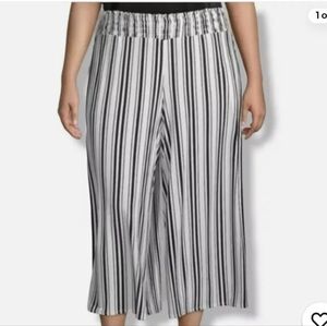 LANE BRYANT NWT WIDE LEGS PULL ON . SZ 18/20 BLACK WHITE STRIPES. CROP